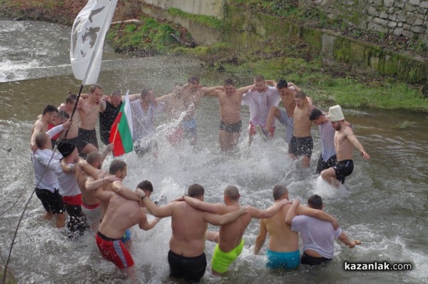 Йоанис Ксантопулос спаси кръста в Казанлък. Предаде го на най-малкия участник Никола Крушков