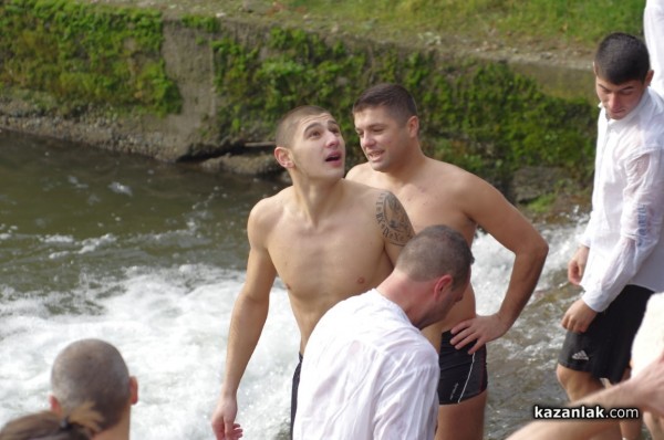 Йоанис Ксантопулос спаси кръста в Казанлък. Предаде го на най-малкия участник Никола Крушков