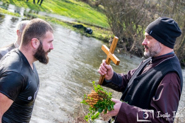 Давид Жеков извади Богоявленския кръст в Павел баня
