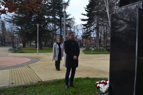 Поклон и цветя за Ботев