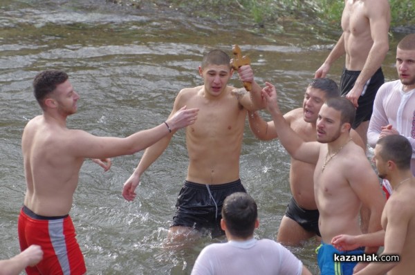 Йоанис Ксантопулос спаси кръста в Казанлък. Предаде го на най-малкия участник Никола Крушков