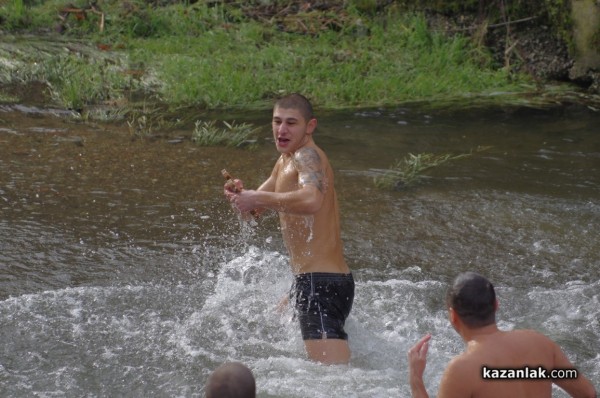 Йоанис Ксантопулос спаси кръста в Казанлък. Предаде го на най-малкия участник Никола Крушков