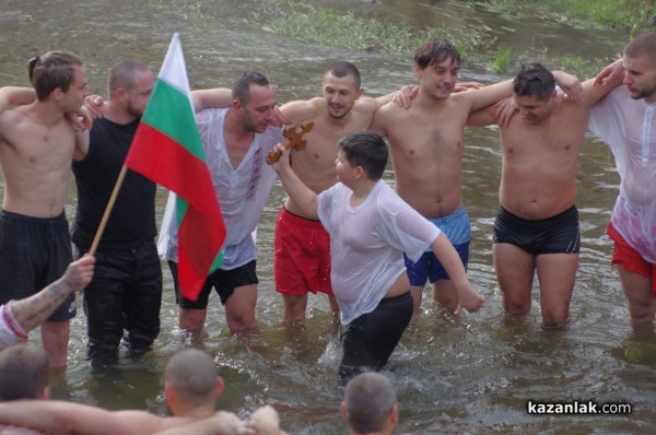 Йоанис Ксантопулос спаси кръста в Казанлък. Предаде го на най-малкия участник Никола Крушков