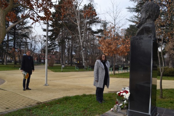 Поклон и цветя за Ботев