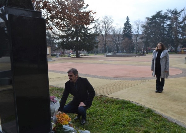 Поклон и цветя за Ботев