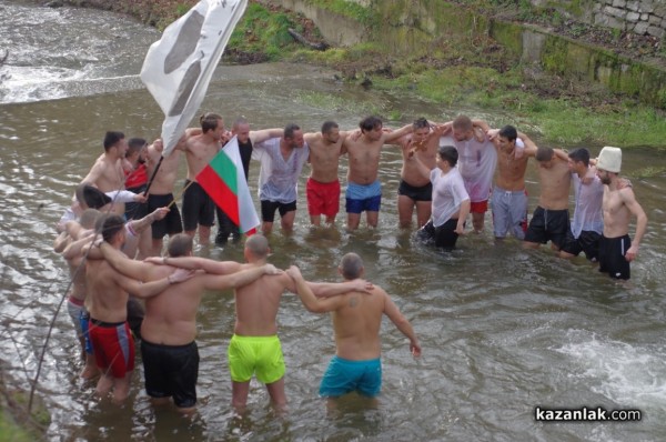 Йоанис Ксантопулос спаси кръста в Казанлък. Предаде го на най-малкия участник Никола Крушков