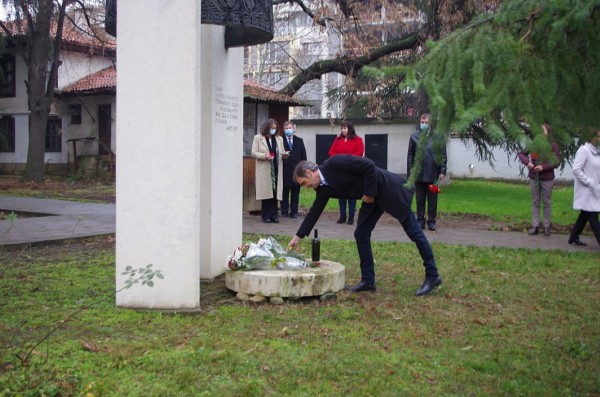 Кметът и Председателят на Общинския съвет поднесоха цветя в двора на манастира по повод 143 г. от Освобождението на Казанлък