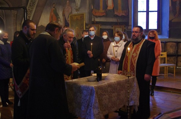 Кметът и Председателят на Общинския съвет поднесоха цветя в двора на манастира по повод 143 г. от Освобождението на Казанлък