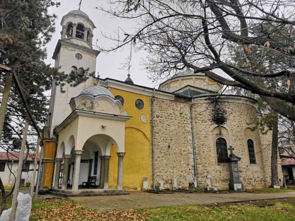 Кметът и Председателят на Общинския съвет поднесоха цветя в двора на манастира по повод 143 г. от Освобождението на Казанлък