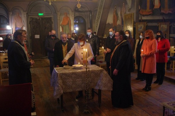 Кметът и Председателят на Общинския съвет поднесоха цветя в двора на манастира по повод 143 г. от Освобождението на Казанлък