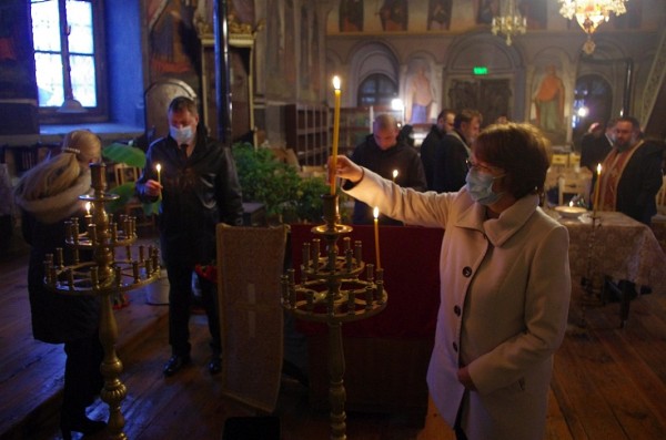 Кметът и Председателят на Общинския съвет поднесоха цветя в двора на манастира по повод 143 г. от Освобождението на Казанлък