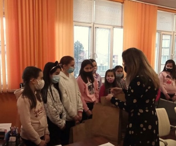 137 ученици се включиха в коледния конкурс на ОУ “Георги Кирков“