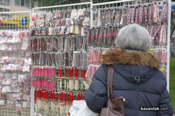 Първите мартеници се появиха в Казанлък