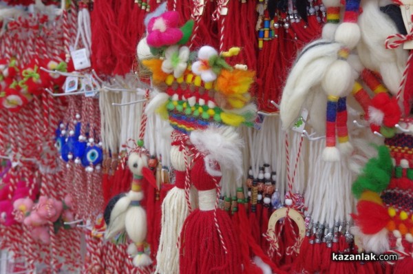 Първите мартеници се появиха в Казанлък