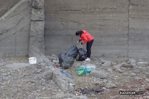 80 чувала с отпадъци събраха при почистване на язовир Копринка