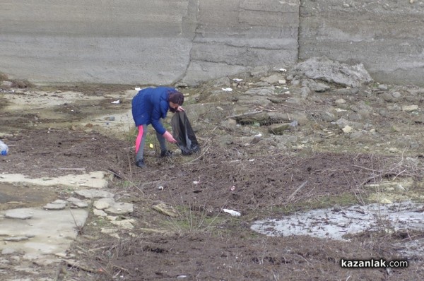 80 чувала с отпадъци събраха при почистване на язовир Копринка