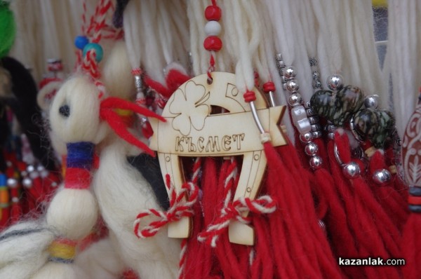 Първите мартеници се появиха в Казанлък