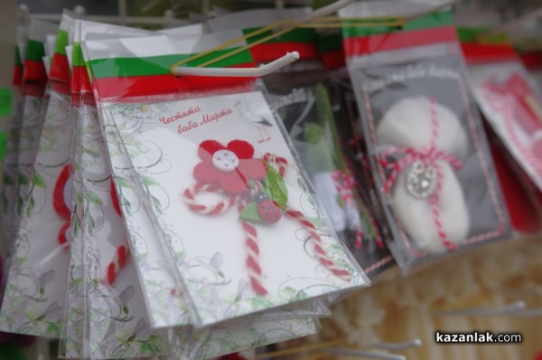 Първите мартеници се появиха в Казанлък