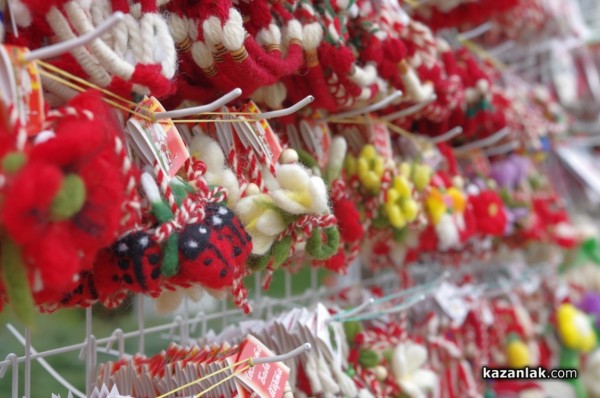 Първите мартеници се появиха в Казанлък