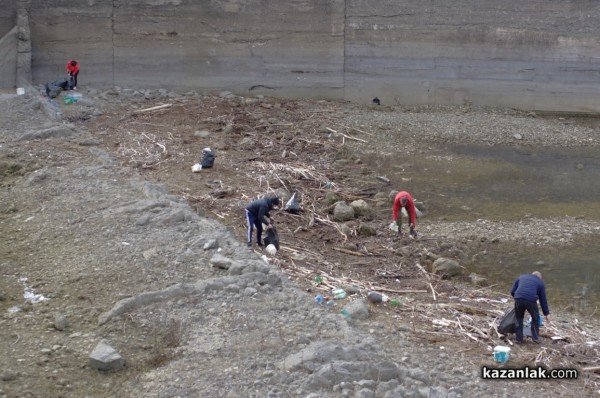 80 чувала с отпадъци събраха при почистване на язовир Копринка