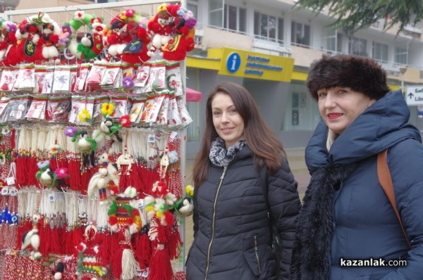 Първите мартеници се появиха в Казанлък