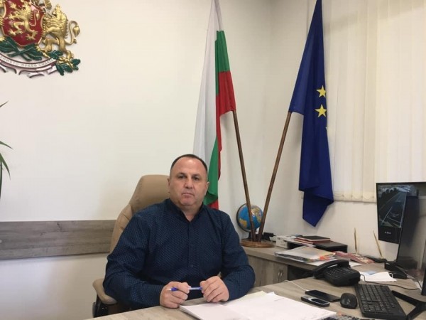 Осветиха пешеходната пътека на разклона за с. Долно Сахране