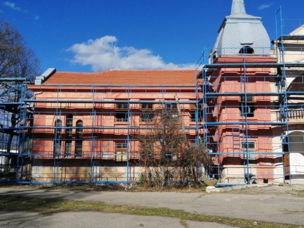 Ремонтът на банята в с. Ягода приключва в края на лятото