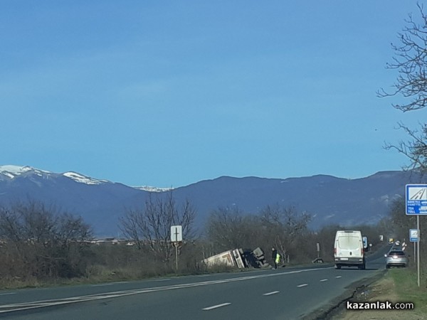 Тир се обърна в канавката на пътя Казанлък - Копринка