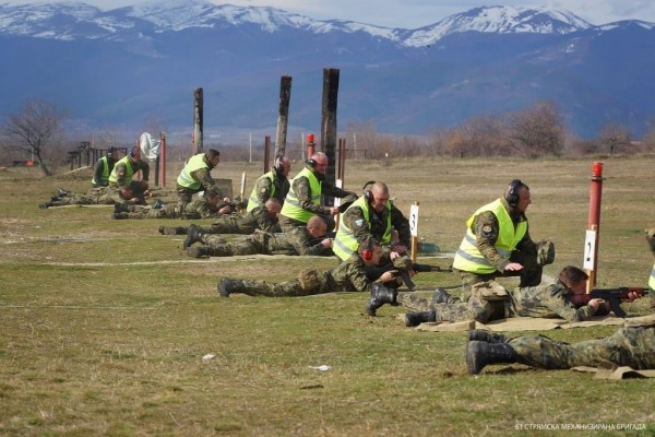 Шампионат по щафетна стрелба с Калашников определи най-добрите в 61-ва СМБ