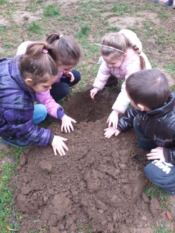 Деца, ученици и клубове засадиха дръвчета, осигурени от “Взаимопомощ“