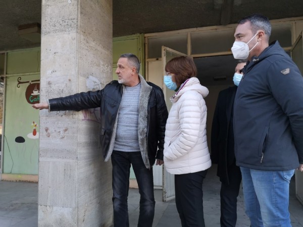 Кметът Галина Стоянова и депутатът Борис Кърчев провериха ремонта на Поликлиниката