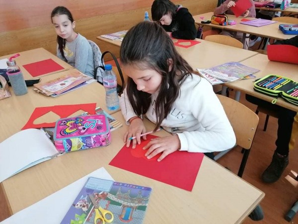 Учениците в ОУ “Георги Кирков“ отбелязаха Св. Валентин с различни проекти