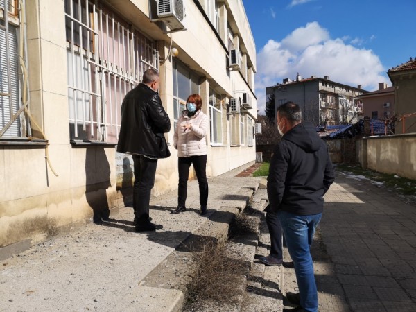 Кметът Галина Стоянова и депутатът Борис Кърчев провериха ремонта на Поликлиниката