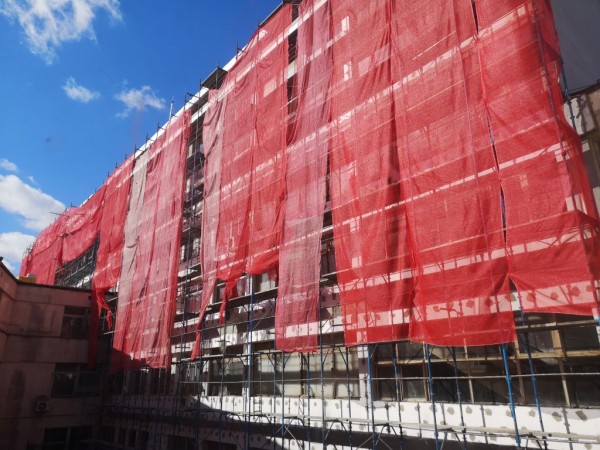 Кметът Галина Стоянова и депутатът Борис Кърчев провериха ремонта на Поликлиниката