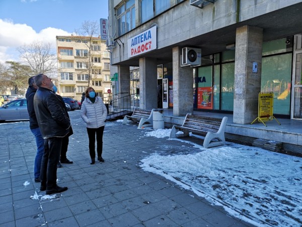 Кметът Галина Стоянова и депутатът Борис Кърчев провериха ремонта на Поликлиниката