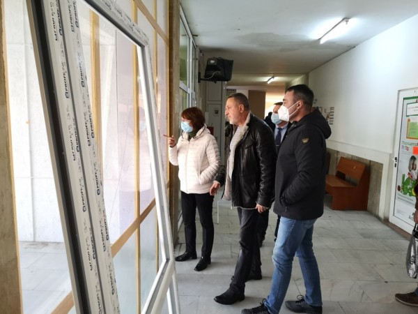 Кметът Галина Стоянова и депутатът Борис Кърчев провериха ремонта на Поликлиниката