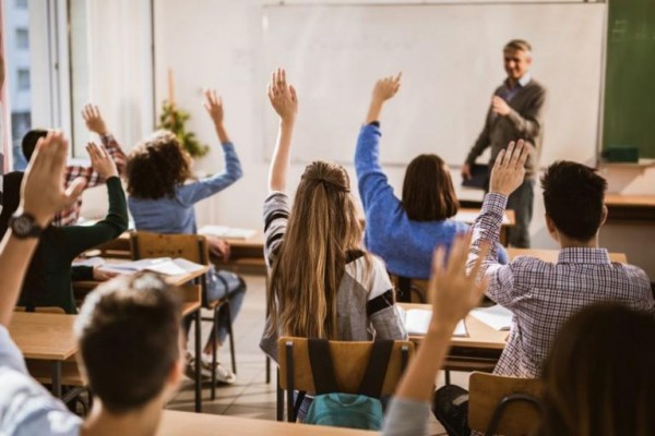 От днес, в част от училищата връщат всички ученици / Новини от Казанлък