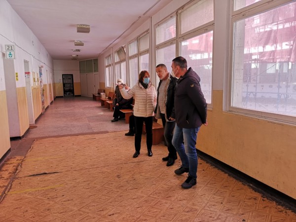 Кметът Галина Стоянова и депутатът Борис Кърчев провериха ремонта на Поликлиниката