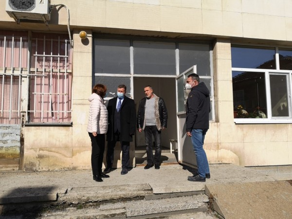 Кметът Галина Стоянова и депутатът Борис Кърчев провериха ремонта на Поликлиниката