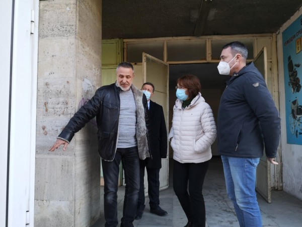 Кметът Галина Стоянова и депутатът Борис Кърчев провериха ремонта на Поликлиниката