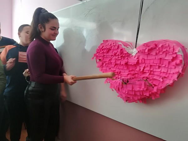 Учениците в ОУ “Георги Кирков“ отбелязаха Св. Валентин с различни проекти