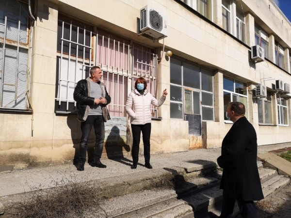 Кметът Галина Стоянова и депутатът Борис Кърчев провериха ремонта на Поликлиниката