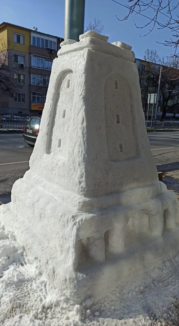 Снежна скулптура на Паметника на Свободата се появи в Пловдив