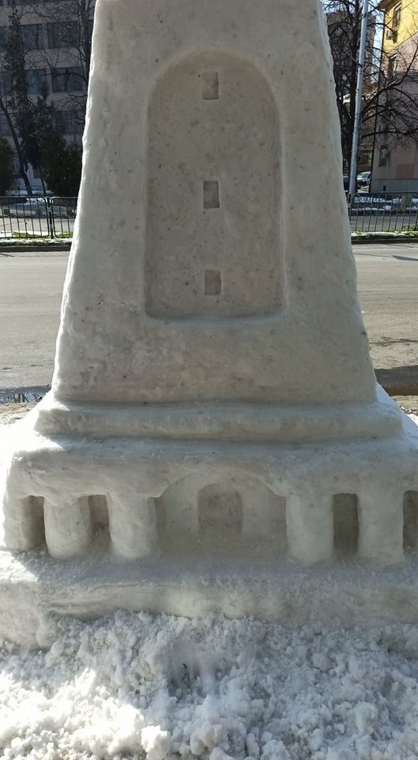 Снежна скулптура на Паметника на Свободата се появи в Пловдив