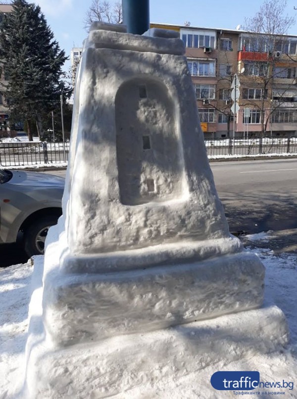 Снежна скулптура на Паметника на Свободата се появи в Пловдив