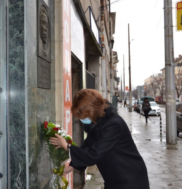 Цветя за паметта на Левски от Кмета на Казанлък