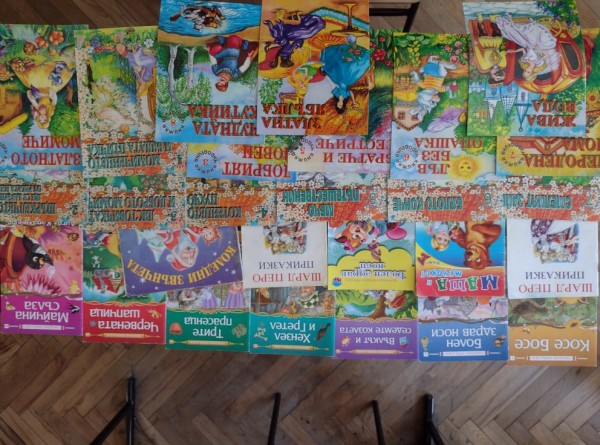 Ученици от ОУ „Никола Й. Вапцаров“ напълниха къщичките за книги в Розариума