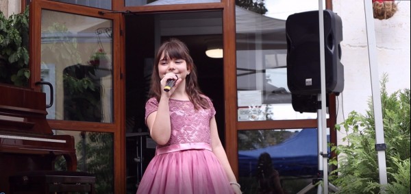 След поредна награда, талантливата Елена влиза в двубой за Гран при