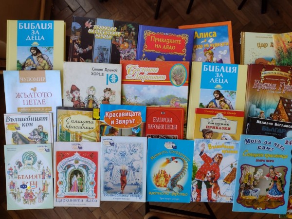 Ученици от ОУ „Никола Й. Вапцаров“ напълниха къщичките за книги в Розариума