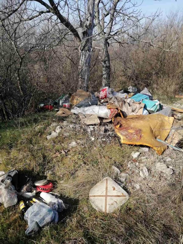 Общинското предприятие извози близо тон боклук, събран край язовира